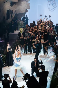Miss Thuy Tien's Hilarious Tactic to Catch Minh Tu's Wedding Bouquet - image 2
