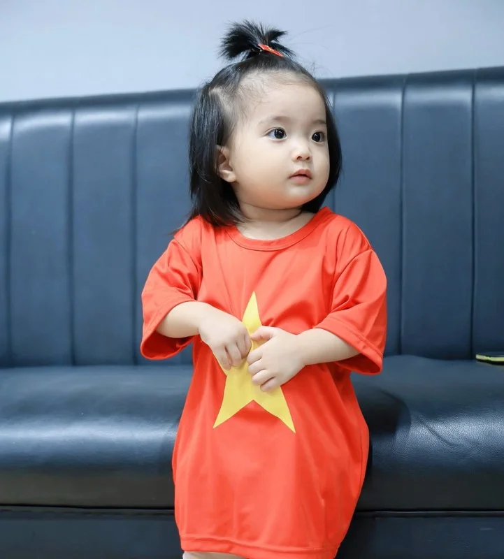Khanh Thi and Phan Hien's Daughter Looks Adorable in Vietnam's National Flag Shirt