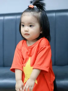 Khanh Thi and Phan Hien's Daughter Looks Adorable in Vietnam's National Flag Shirt - image 2