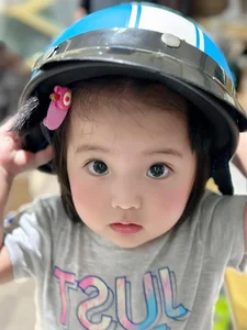 Khanh Thi and Phan Hien's Daughter Looks Adorable in Vietnam's National Flag Shirt - image 5