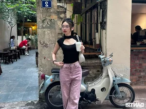 Youth Flock to Hanoi's Old Quarter to Capture the First Chill of the Season - image 4