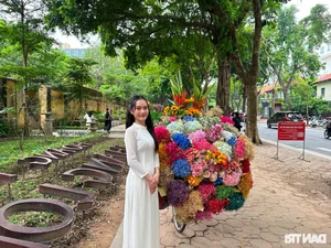 Youth Flock to Hanoi's Old Quarter to Capture the First Chill of the Season - image 5