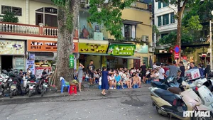 Youth Flock to Hanoi's Old Quarter to Capture the First Chill of the Season - image 0