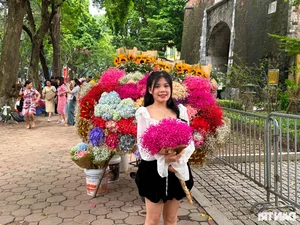 Youth Flock to Hanoi's Old Quarter to Capture the First Chill of the Season - image 2