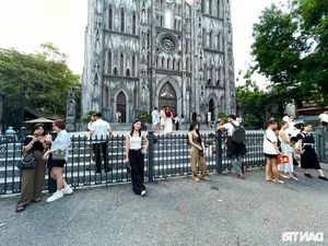 Youth Flock to Hanoi's Old Quarter to Capture the First Chill of the Season - image 1
