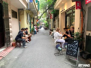 Youth Flock to Hanoi's Old Quarter to Capture the First Chill of the Season - image 3