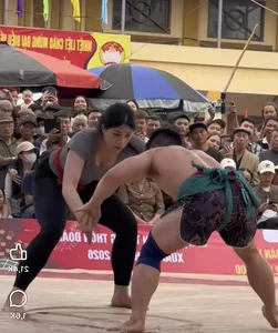 Stunning 1.72m Tall Female Wrestler Becomes Social Media Sensation at Village Festival - image 2