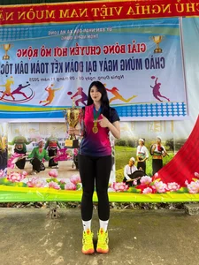 Stunning 1.72m Tall Female Wrestler Becomes Social Media Sensation at Village Festival - image 1