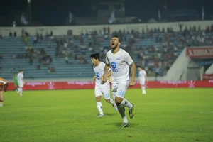 Nam Dinh Closes in on V-League Title After Dramatic Victory Against HAGL - image 0