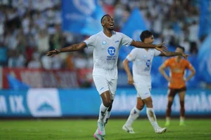 Nam Dinh Closes in on V-League Title After Dramatic Victory Against HAGL - image 6