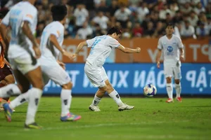 Nam Dinh Closes in on V-League Title After Dramatic Victory Against HAGL - image 5