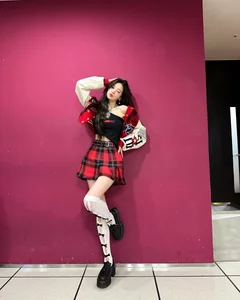 6 K-Pop Idols Who Are Global Fashion Icons and Trendsetters in 2024 - image 4