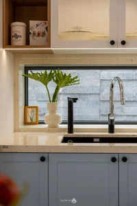 Healing Sunlit Home: A Warm Haven Designed for Kitchen Lovers and Cozy Family Dinners - image 22