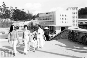 Rare Vintage Photos of Da Lat Market from 63 Years Ago - image 9
