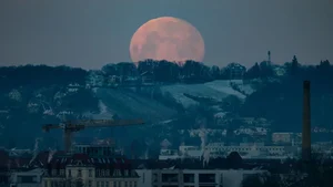 The Wolf Moon and Mars: A Spectacular Celestial Occultation Event - image 3
