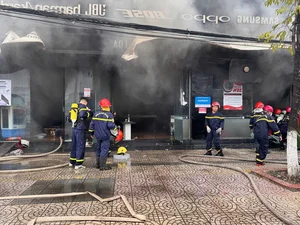 Fire Incident Reported at Toan Cau Luxury Mobile Store in Dong Hoi City - image 4