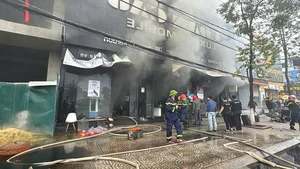 Fire Incident Reported at Toan Cau Luxury Mobile Store in Dong Hoi City - image 1