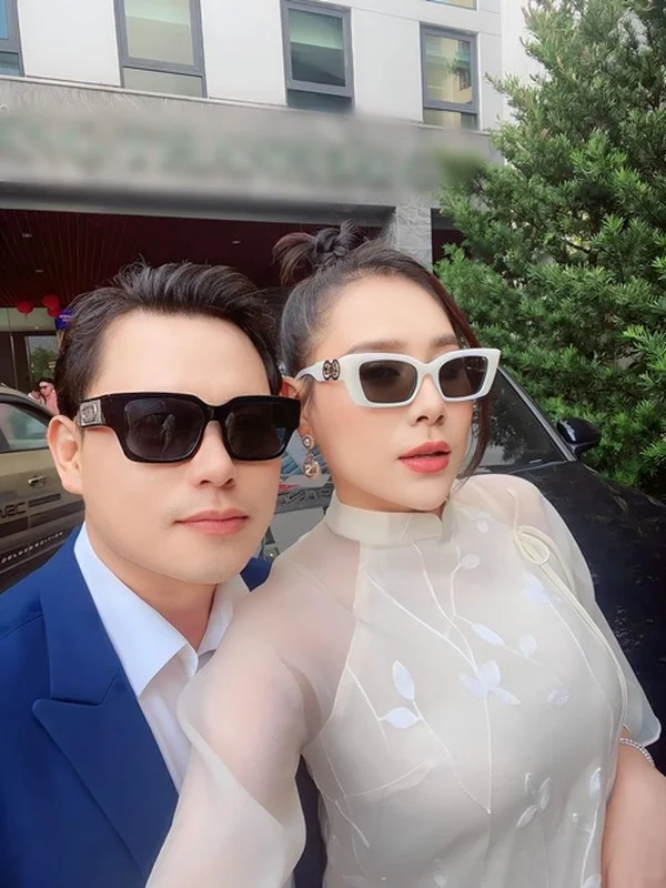 A Look into the Happy Marriage of the Actress Famous for Her Gold-Laden Wedding