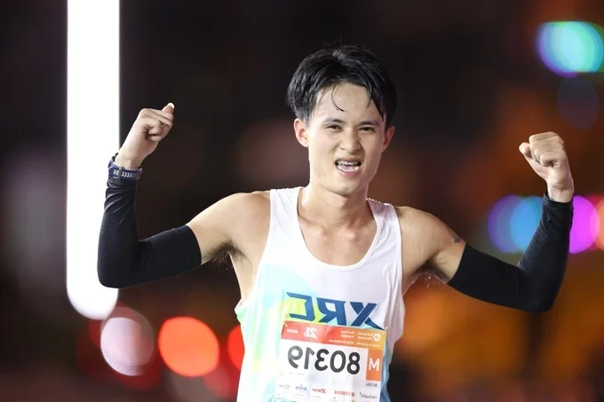 Trung Cuong and Thu Hang Claim Victory at VnExpress Marathon Nha Trang 21km