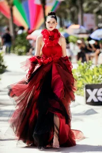 Le Hoang Phuong and Miss Grand Contestants Shine in Stunning Catwalk Showcase - image 6