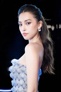 Miss Vietnam Tieu Vy Sparks Debate with Makeup-Free ID Photo - image 0