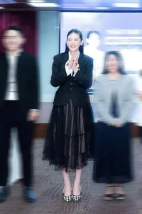 Le Au Ngan Anh’s Chic Maternity Style and Classroom Fashion Secrets - image 8