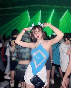 Daring and Bold: The Rise of Revealing Outfits in Modern Fashion - image 7