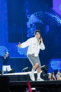 The 'Anh Tai' Ignite the Stage: Highlights from the Explosive Concert Day 5 - image 7