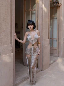 Baby G Tiny 51cm Waist Praised by Vu Khac Tiep and Compared to Ngoc Trinh - image 1