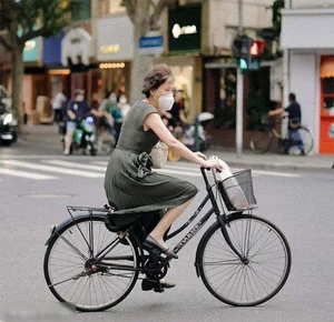 The Style Secrets of Shanghai's Elegant Middle-Aged Women - image 3