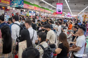Massive Crowds Stockpile Supplies as Typhoon Yagi Approaches Northern Vietnam - image 5