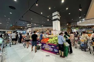 Massive Crowds Stockpile Supplies as Typhoon Yagi Approaches Northern Vietnam - image 4