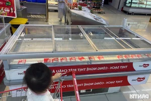 Massive Crowds Stockpile Supplies as Typhoon Yagi Approaches Northern Vietnam - image 3