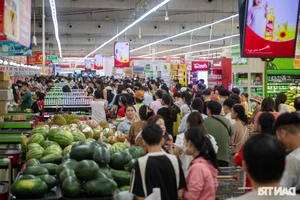 Massive Crowds Stockpile Supplies as Typhoon Yagi Approaches Northern Vietnam - image 2