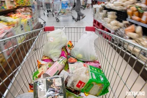 Massive Crowds Stockpile Supplies as Typhoon Yagi Approaches Northern Vietnam - image 9