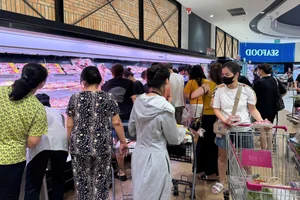 Massive Crowds Stockpile Supplies as Typhoon Yagi Approaches Northern Vietnam - image 13