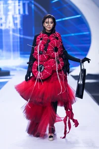 Supermodel Thanh Hang Showcases 1.12m Legs in Designer Fashion - image 9