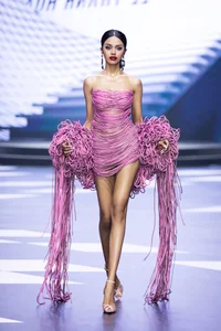 Supermodel Thanh Hang Showcases 1.12m Legs in Designer Fashion - image 4