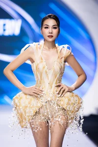 Supermodel Thanh Hang Showcases 1.12m Legs in Designer Fashion - image 0
