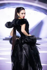 Supermodel Thanh Hang Showcases 1.12m Legs in Designer Fashion - image 2