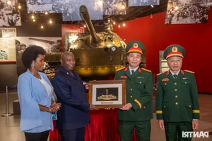 Diplomatic Heritage: President of Burundi Visits the Vietnam Military History Museum in Hanoi - image 3