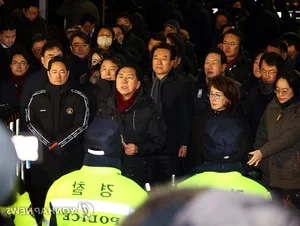 Inside the Dramatic 7-Hour Arrest of South Korea's President: A Rollercoaster Political Crisis - image 5