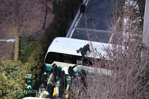 Inside the Dramatic 7-Hour Arrest of South Korea's President: A Rollercoaster Political Crisis - image 0