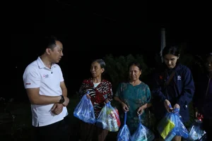 Vietnam Football Captain’s Wife Leads Flood Relief Efforts in Her Hometown - image 6