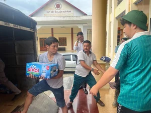 Vietnam Football Captain’s Wife Leads Flood Relief Efforts in Her Hometown - image 8