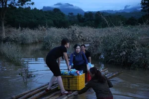 Vietnam Football Captain’s Wife Leads Flood Relief Efforts in Her Hometown - image 4