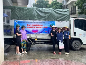Vietnam Football Captain’s Wife Leads Flood Relief Efforts in Her Hometown - image 3