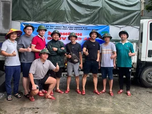 Vietnam Football Captain’s Wife Leads Flood Relief Efforts in Her Hometown - image 5