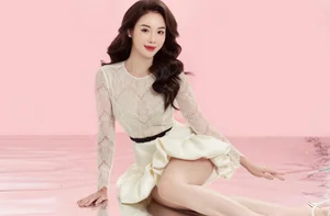 Off-Duty Flight Attendant Stuns with Beauty Queen Style and Fashion - image 5