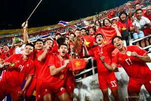 Vietnamese Players Toss Coach Kim Sang-sik in Celebration of ASEAN Cup Victory - image 5